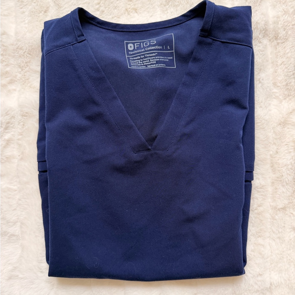 🏙️ Figs Women’s Navy Casma 3 pocket top